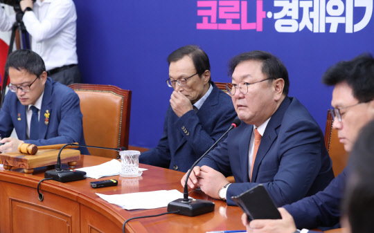 김태년 민주당 원내대표가 8일 국회에서 열린 최고위원회의에서 발언하고 있다. 연합뉴스